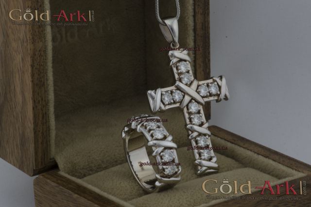 Золотой крест Tiffany с муассанитами