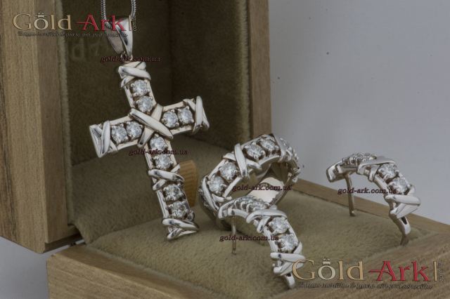Золотой крест Tiffany с муассанитами